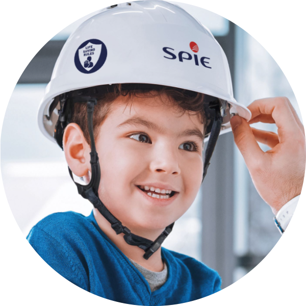 Junge mit Helm - Bildnachweis SPIE